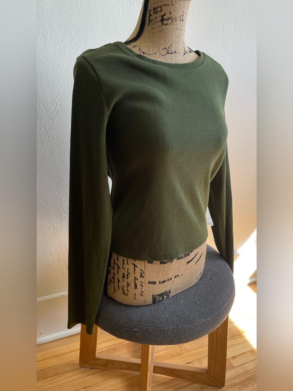 NEW! Universal Thread olive green long ribbed sleeve top in size - Picture 2 of 8